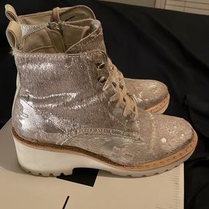 DOLCE VITA HINTO METAlLLIC SILVER BOOTS 9.5